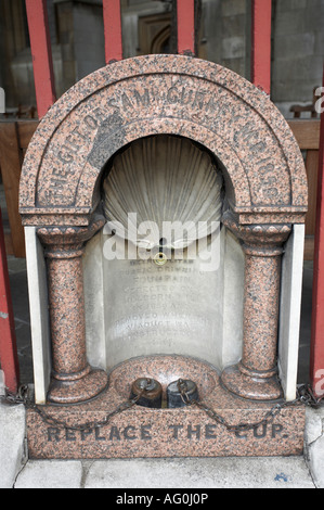 Vieille Fontaine d'eau potable à l'église du Saint Sépulcre au large de l'Angleterre Londres HOLBORN VIADUCT Banque D'Images