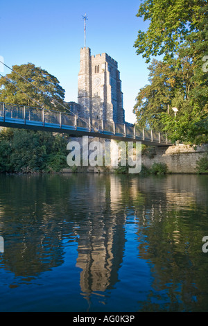 All Saints Church et Millenium bridge près de Le Palais des Archevêques sur la rivière Medway à Maidstone Kent, England, UK Banque D'Images