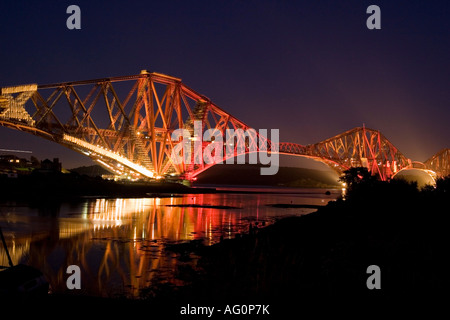 Forth Rail Bridge de nuit éclairée avec éclairage rouge Banque D'Images