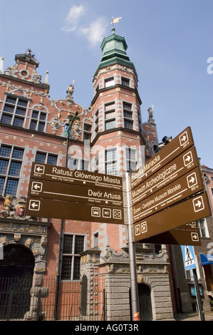 Informations touristiques sur panneau avec style hanséatique patrimoine grand manège ou Arsenal building en arrière-plan, Gdansk, Pologne Banque D'Images
