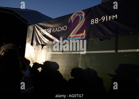 Ombres de l'audience au Festival de musique Guilfest sur BBC Radio 2 bannière. Guildford, Surrey, Angleterre Banque D'Images