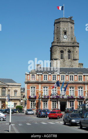 Boulogne France Europe de l'UE. L'église St Nicolas et l'hôtel de ville dans la zone de vieille ville. Banque D'Images