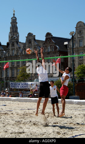 Beach-volley qui se joue dans le centre de Arras dans le nord de la France l'Europe Banque D'Images