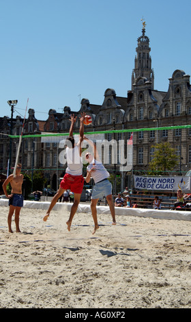 Beach-volley qui se joue dans le centre de Arras dans le nord de la France l'Europe Banque D'Images