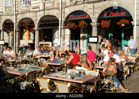Restaurant avec diners de manger dehors, sur le trottoir. Centre Ville d'Arras dans le nord de la France l'Europe. Banque D'Images