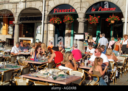 Restaurant avec diners de manger dehors, sur le trottoir. Centre Ville d'Arras dans le nord de la France l'Europe. Banque D'Images