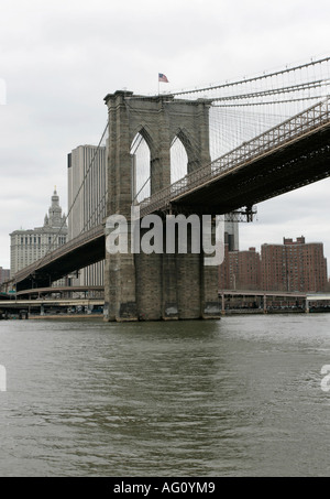 Vue sur New York de sous le pont de Brooklyn tourné à partir d'un bateau sur l'East River, new york new york USA Banque D'Images