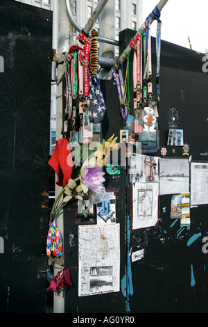 Les multinationales et les mémoriaux fleurs hommages laissés par wellwishers pleureuses ground zero new york city new york USA Banque D'Images