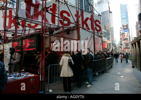 Les gens à l'extérieur de l'attente des clients billets originaux TKTS pavilion stand dans Times Square new york city new york USA Banque D'Images