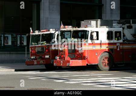 Deux pompiers FDNY 16 et 7 attendre à côté de la 34e Rue de concordance de new york new york USA Banque D'Images