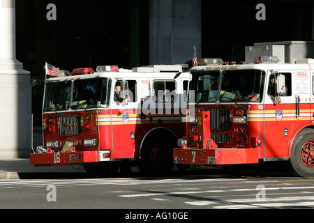 Deux pompiers FDNY 16 et 7 attendre à côté de la 34e Rue de concordance de new york new york USA Banque D'Images