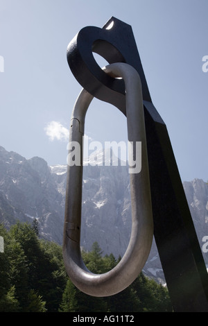 Partisans Piton et monument avec mousqueton Mont Triglav vu par le centre dans le parc national du Triglav. Mojstrana Slovénie Banque D'Images