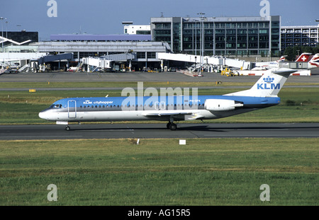 KLM cityhopper Fokker 100 avions sur le point de décoller à l'Aéroport International de Birmingham, West Midlands, England, UK Banque D'Images