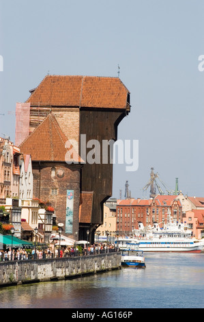 La grue du port en bois médiévale Zuraw, Krantor, symbole de Gdansk, Pologne Banque D'Images