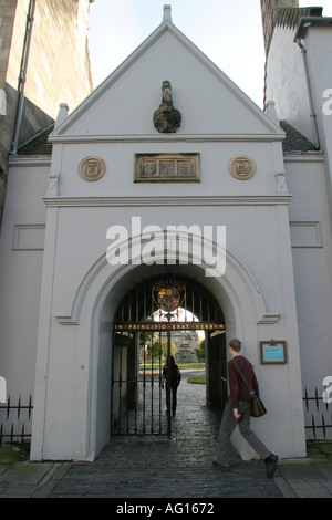 Les étudiants de l'Université de St Andrews Fife Ecosse à pied le long de la plage Banque D'Images