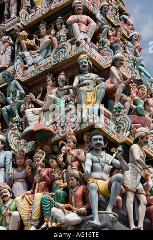 Sculptures ornées de dieu hindou au Sri Mariamman Temple Hindou de Singapour Banque D'Images