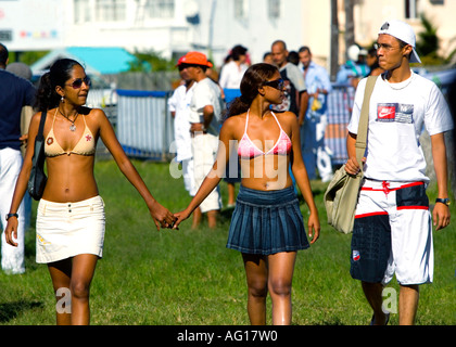 Journée chaude. Les jeunes Mauriciens en tenue décontractée - rallye de voitures anciennes à Mont Choisy Ile Maurice (côte nord-ouest de l'Île Maurice) Banque D'Images