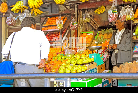 Ile Maurice - Route du vendeur de fruits et légumes. Banque D'Images