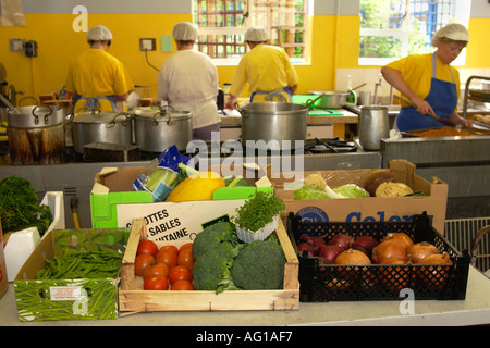 Les produits frais utilisés pour produire des repas scolaires à l'école cuisine UK Banque D'Images