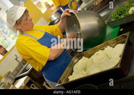 Les repas scolaires. Cuisinier de l'école l'utilisation de produits frais utilisés pour produire des repas scolaires dans une école du Royaume-Uni Banque D'Images