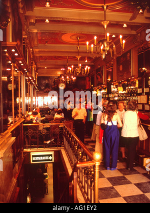 Un célèbre café Brasileira, dans l' quartier du Chiado à Lisbonne Banque D'Images