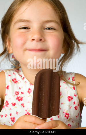 Bénéficiant d'une petite fille de la crème glacée au chocolat glace Banque D'Images