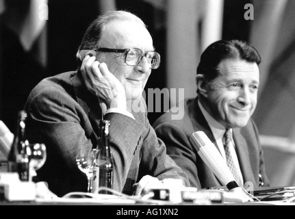 Carington, Peter Alexander Rupert Lord, (6ème baron Carrington), * 6.6.1919, politicien britannique, (conservateur), portrait, avec Caspar Willard 'Cap' Weinberger, 18.8.1917 - 28.3.2006, politicien américain, lors du congrès du parti des peuples européens, 1986, Banque D'Images