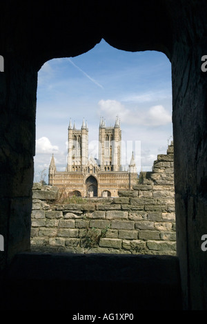 La CATHÉDRALE DE LINCOLN EN JUILLET ENCADRÉ PAR L'UN DES Château des ouvertures de fenêtres Banque D'Images