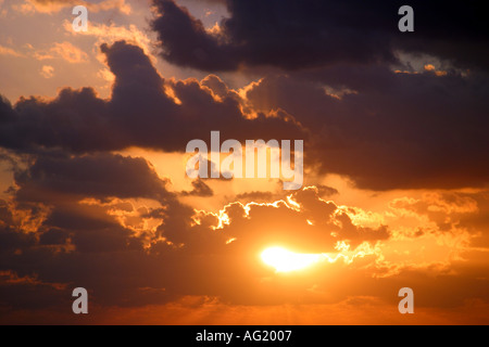 Les rayons du soleil percent les cumulus Cancun Mexique Banque D'Images