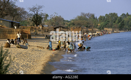 Afrique Malawi Monkey Bay village lac Malawi lac dans la blanchisserie Banque D'Images