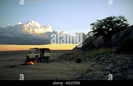 Camping à un marais salant près de Kubu Island, Botswana Banque D'Images