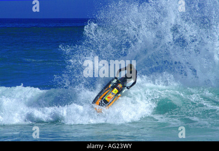 Un scooter s'amusant dans les vagues Banque D'Images