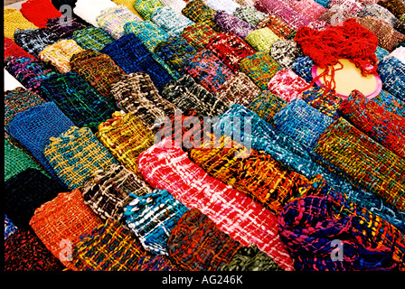 Foulards tricotés à la main sur l'écran au cours du marché à la boca BUENOS AIRES ARGENTINE Banque D'Images