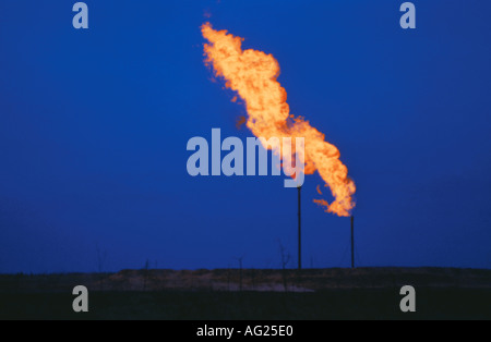 La pile dans laquelle des pétrole gaz brûle Surgut ville l'ouest de la Sibérie Russie Banque D'Images