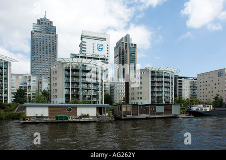 houseboats appartements phillips immeuble de bureaux sur la rivière amstel Amsterdam hollande europe Banque D'Images