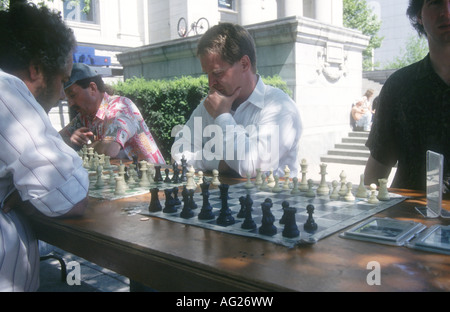 D'échecs en plein air dans le parc Stanley est un passtime loisirs poular à Vancouver, British Columbia, Canada Banque D'Images