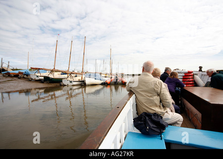 Les touristes sur le voyage en bateau au départ de Morston Quay à Blakeney Point, Norfolk, Angleterre Banque D'Images