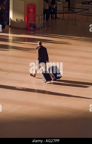 Marcher dans le hall de l'aéroport de Malaga Espagne Banque D'Images