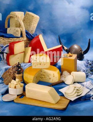 Fromages scandinaves dans le groupe photographie couleur sur fond marbré dans les tons bleus. Format vertical, studio d'examen. Image classique Banque D'Images