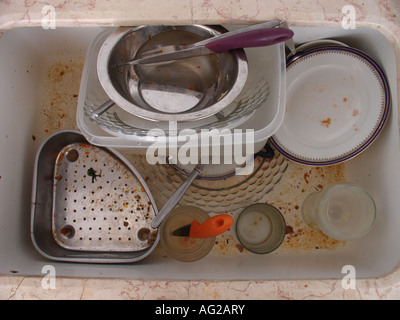 Évier de cuisine avec vaisselle et couverts Banque D'Images