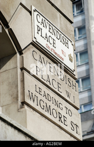 Cavendish Place W1 London City of westminster ancienne plaque de rue en émail sur mur de pierre avec enseignes sculptées ci-dessous Banque D'Images