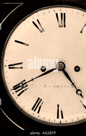 Fermer image recadrée d'une horloge ancienne granuleuse et sombre image sépia Banque D'Images