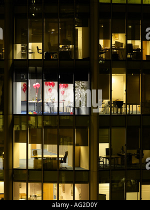 Bureau vide après partie, vue d'extérieur du bâtiment, nuit Banque D'Images