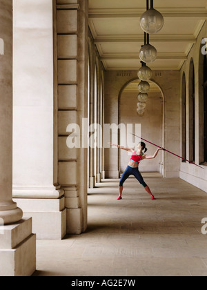 Lancer du javelot athlète féminine de portico Banque D'Images