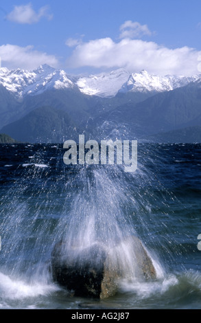 Un déferlement des vagues sur un rocher Lac Manapouri Nouvelle-zélande Fiordland Banque D'Images