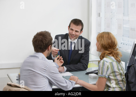 Couple in estate agents, agent immobilier remise stylo homme Banque D'Images