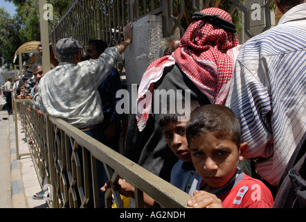 Les réfugiés iraquiens sont en ligne en dehors du Haut Commissariat des Nations Unies pour les réfugiés Bureau de la Commission pour les réfugiés à Amman, Jordanie Banque D'Images