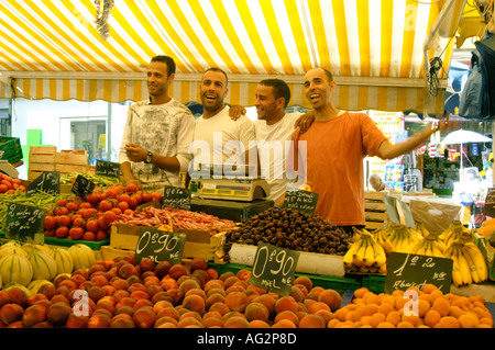 France Marseille Marché en marche des Capucins Noailles Salon est fortement arabes que sont la plupart des fournisseurs tels que ces types de joyeuse Banque D'Images