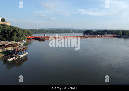 Le bateau pont sur le Danube à Novi Sad Serbie Banque D'Images