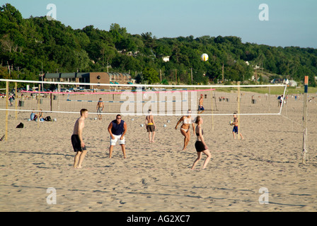 Jeu de volley-ball de plage à Grand Haven Beach State Park, au Michigan Banque D'Images